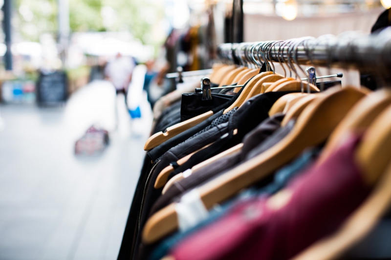 magasin-BONSON-min_blur_close_up_focus_hanger_jacket_market_people_rack-1176303